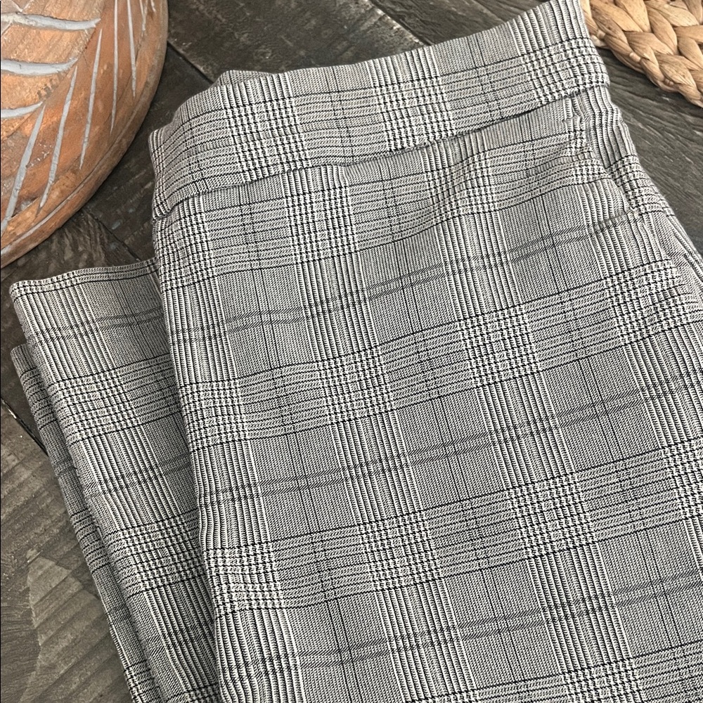 Stylish Gray Plaid Women’s Pants w/ side pockets -Size M